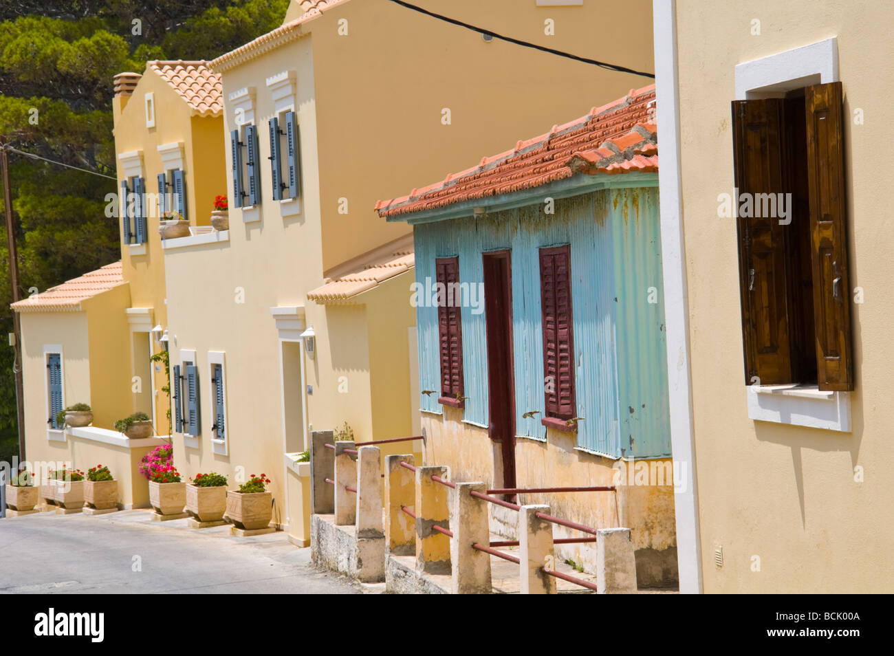 Ferienhäuser und Ferienwohnungen in Dorf Assos auf der griechischen Insel Kefalonia Griechenland GR Stockfoto