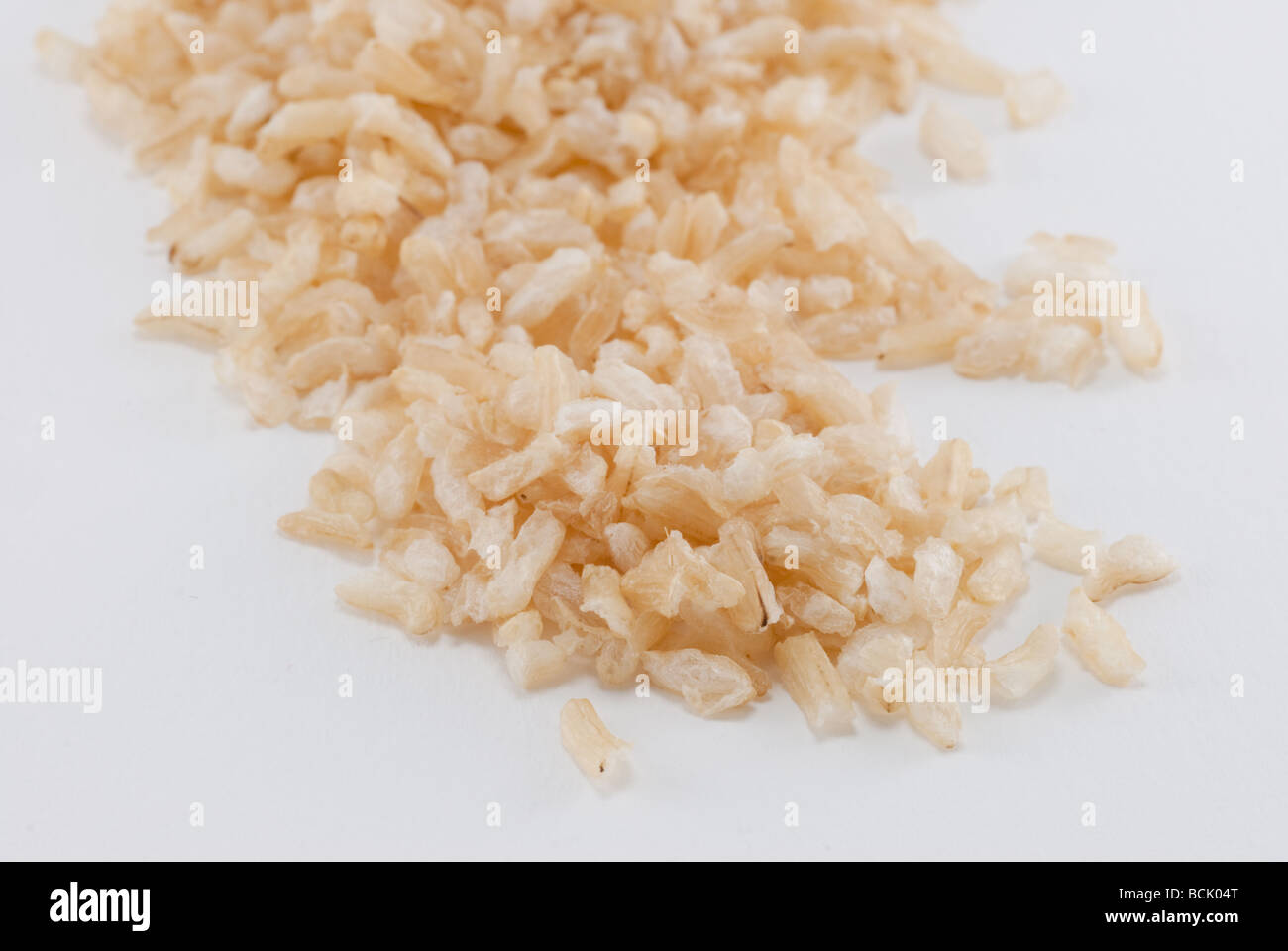Vollkorn brauner Reis isoliert auf weiss Stockfoto