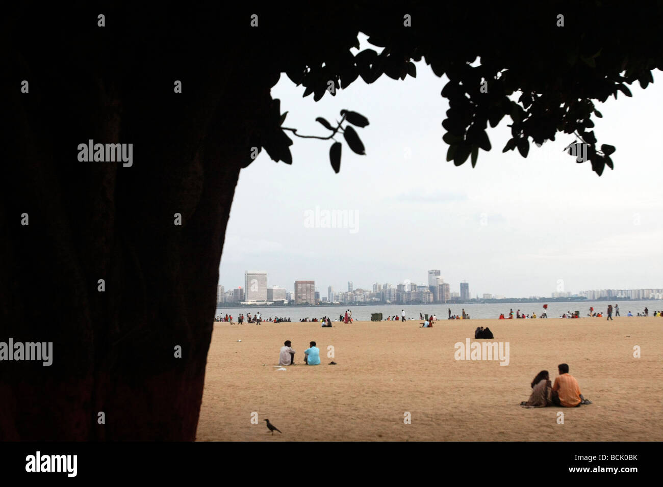 Einen bunten Abend Menge Chowpatty Beach mit Nariman Point im Hintergrund in Mumbai (Bombay), Indien Stockfoto