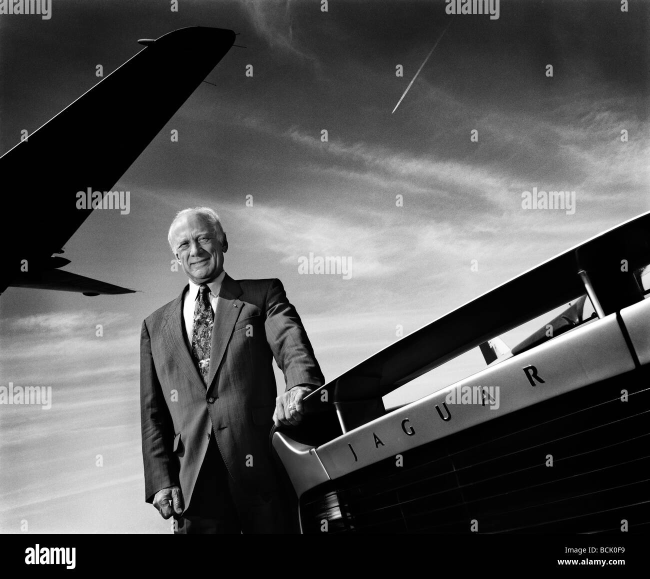 Buzz Aldrin, Astronauten von Apollo 11, der zweite Mensch auf dem Mond - mit Jaguar XJ220 mit Dampf-Trail im Hintergrund Stockfoto