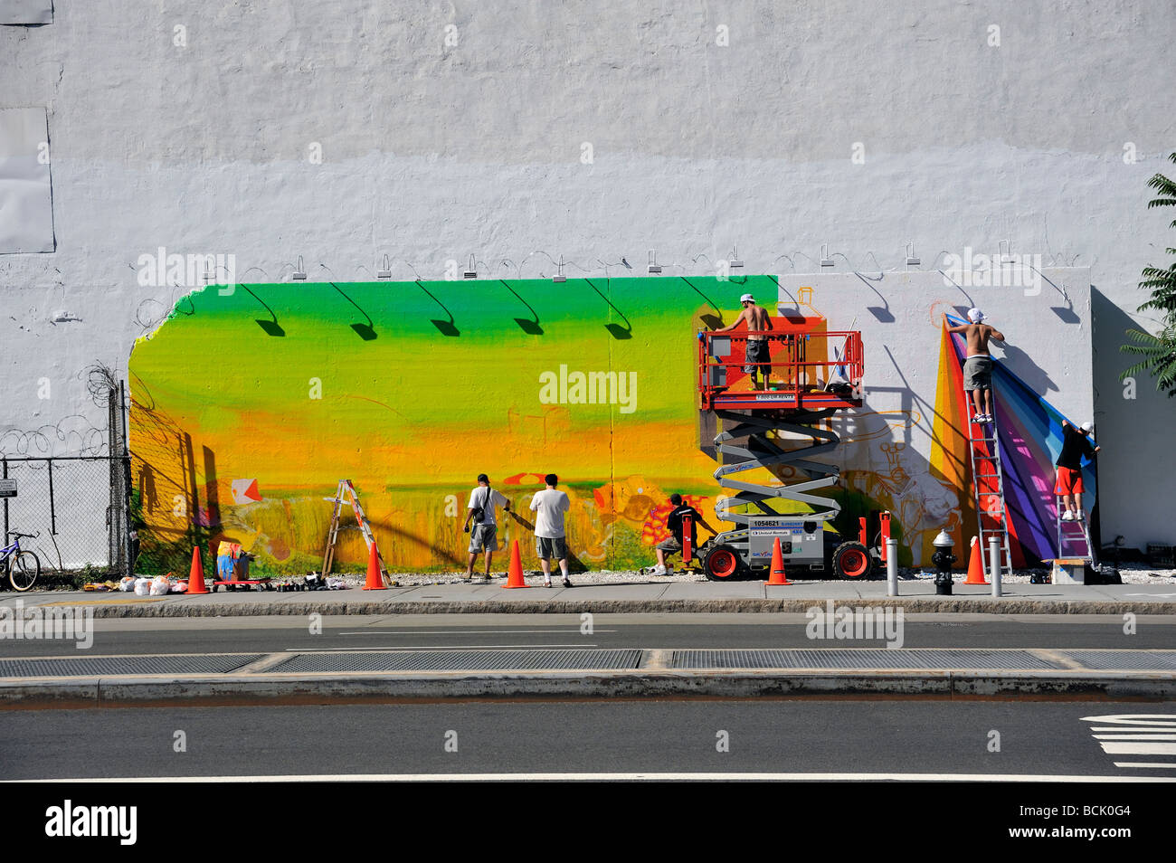 Gemälde von Oz Gemeos Wandbild an einer Wand in New York City. Stockfoto