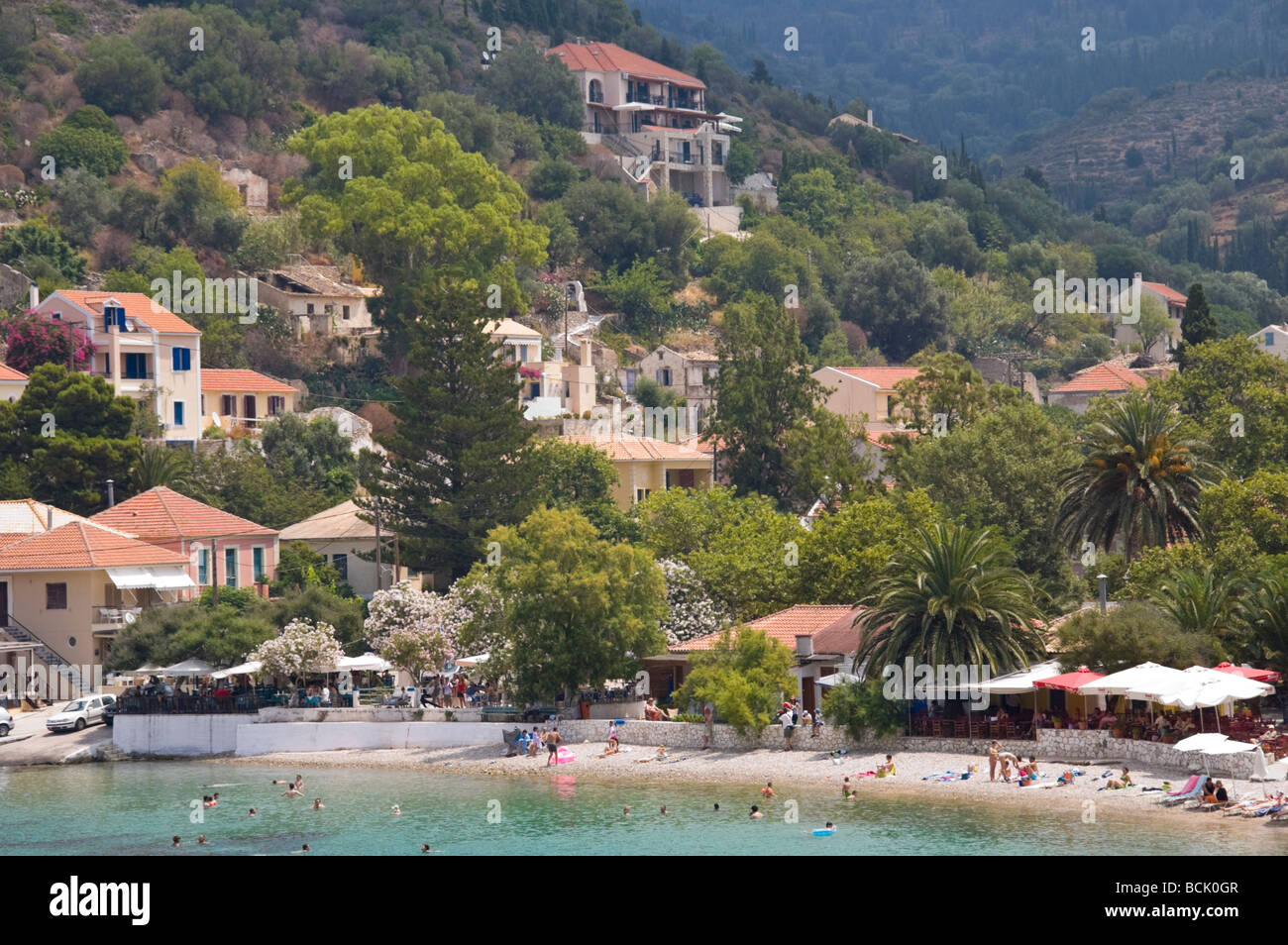 Blick über den Strand und den Hafen mit Blick auf Ferienhäuser und Ferienwohnungen bei Assos auf griechischen Insel von Kefalonia Griechenland GR Stockfoto