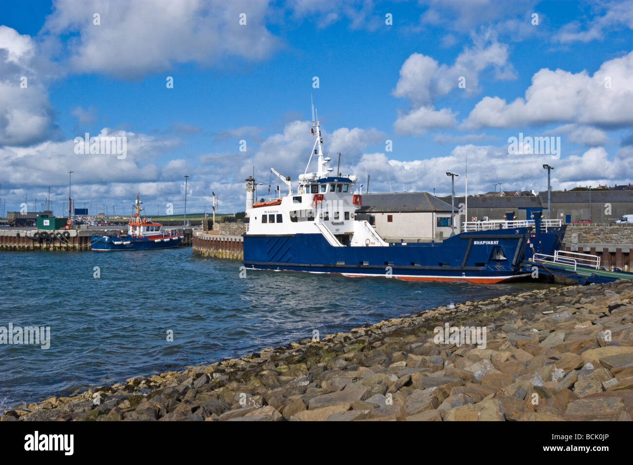 Orkney-Autofähre vertäut Shapinsay an seinen Liegeplatz im Hafen von Kirkwall Stockfoto