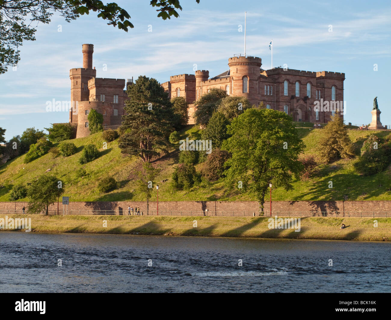 Inverness Castle über Fluß Inver Stockfoto