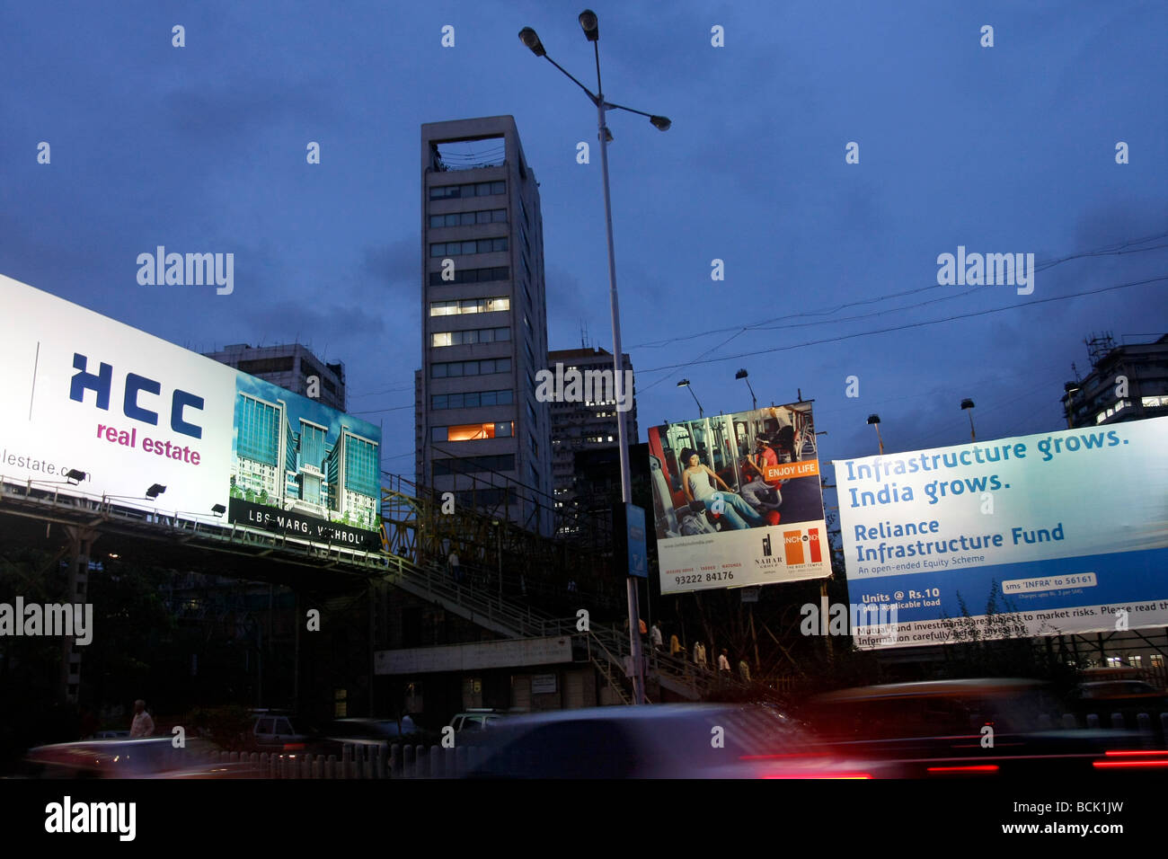 Große Platten werben für Immobilien und Infrastruktur entlang der Marine Drive in Mumbai (Bombay), Indien Stockfoto