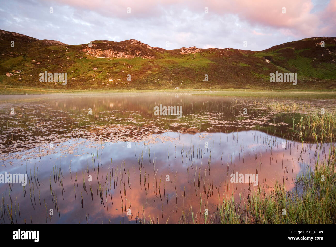 Am frühen Morgennebel steigt aus einem kleinen man in der Nähe von Tolstadh auf der Hebridean Insel von Lewis, Schottland Stockfoto