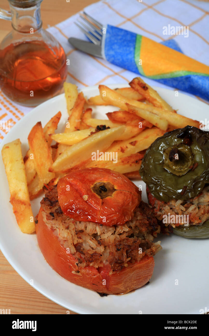 Gefülltes Gemüse im griechischen Stil mit Fleisch und Reis gefüllt und serviert mit Französisch gebratene Kartoffelchips Stockfoto