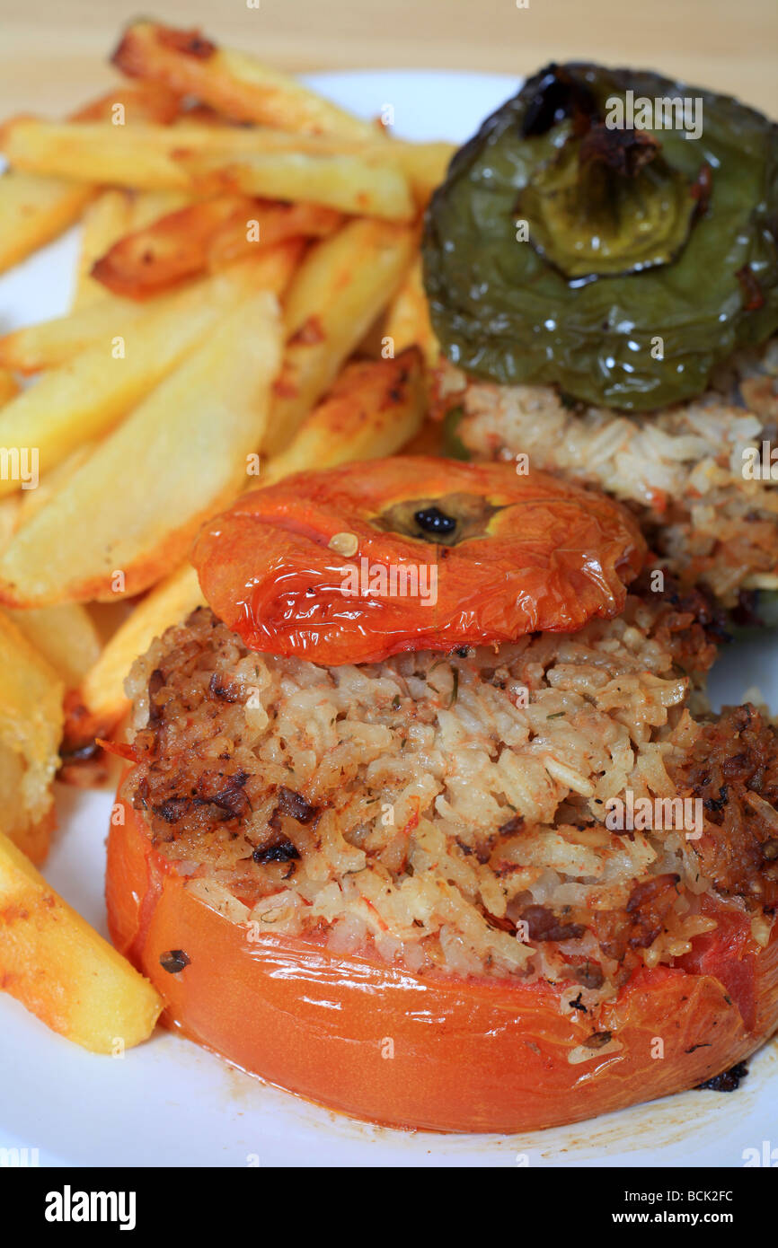 Gefülltes Gemüse im griechischen Stil mit Fleisch und Reis gefüllt und serviert mit Französisch gebratene Kartoffelchips Stockfoto