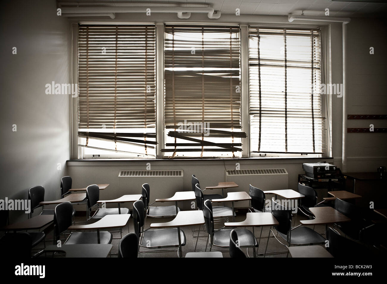 Alten Klassenraum mit zerbrochenen Fenster Jalousien Stockfoto