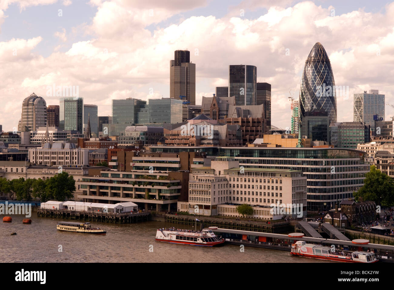 City of London zeigt eine Reihe von Unternehmen und Finanzinstitutionen, darunter das berühmte Gherkin Building, London, UK. Stockfoto