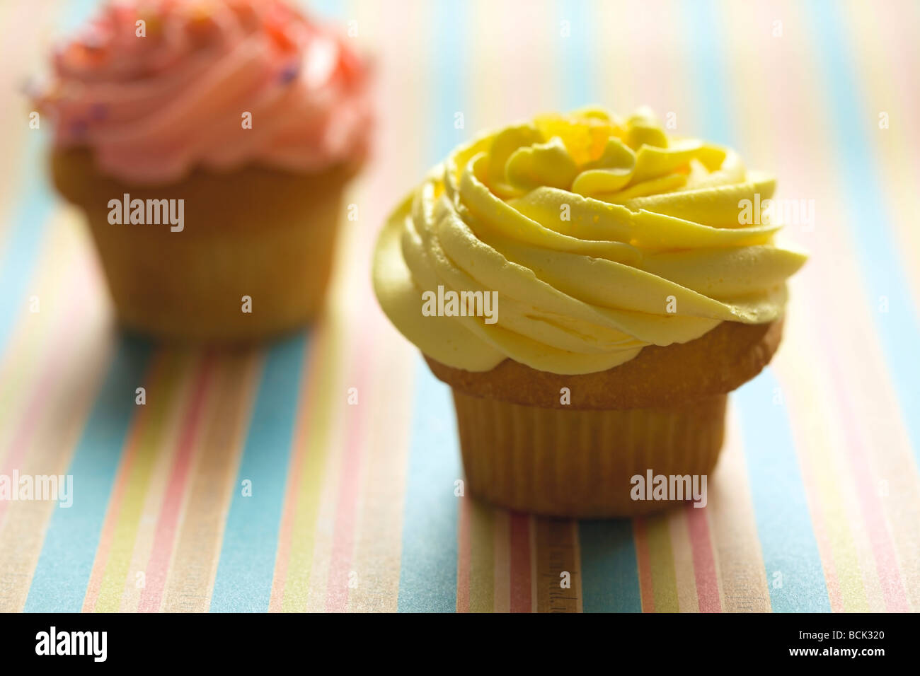 Close-up-Muffins mit Zuckerguss und Streusel Stockfotografie - Alamy