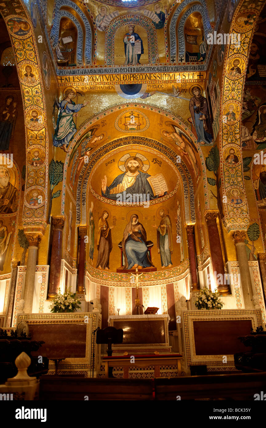 Byzantinischen Mosaiken in der Palantine Kapelle (Cappella Palentina) Norman Palace Palermo, Sizilien, Italien. Christus vor dem Altar. Stockfoto