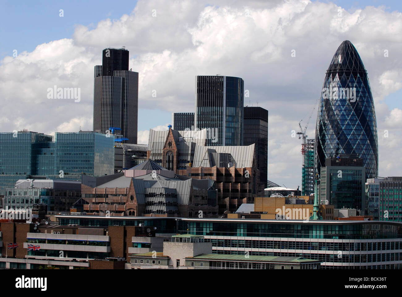 City of London zeigt eine Reihe von Unternehmen und Finanzinstitutionen, darunter das berühmte Gherkin Building, London UK. Stockfoto