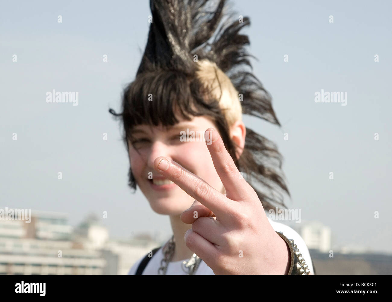 Ein Punk-Mädchen "Rae Ray Unruhen" mit einem großen Mohikaner, London Bridge, London, UK 15.3.2009 Stockfoto