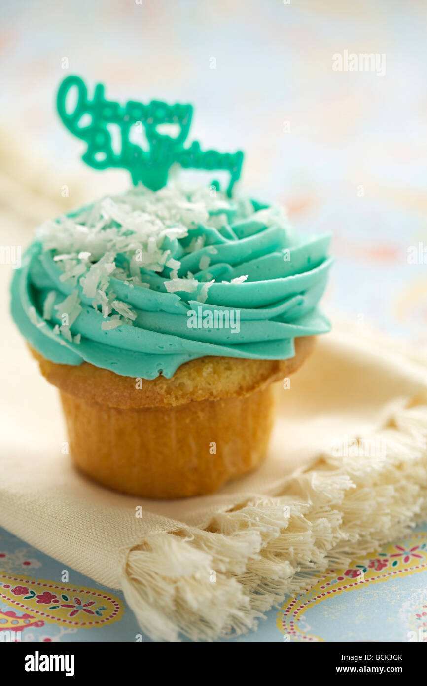 Close-up-Muffins mit Zuckerguss und getrocknete Kokosnuss-Streusel Stockfoto