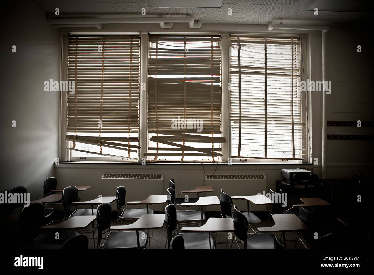 Alten Klassenraum mit zerbrochenen Fenster Jalousien Stockfoto
