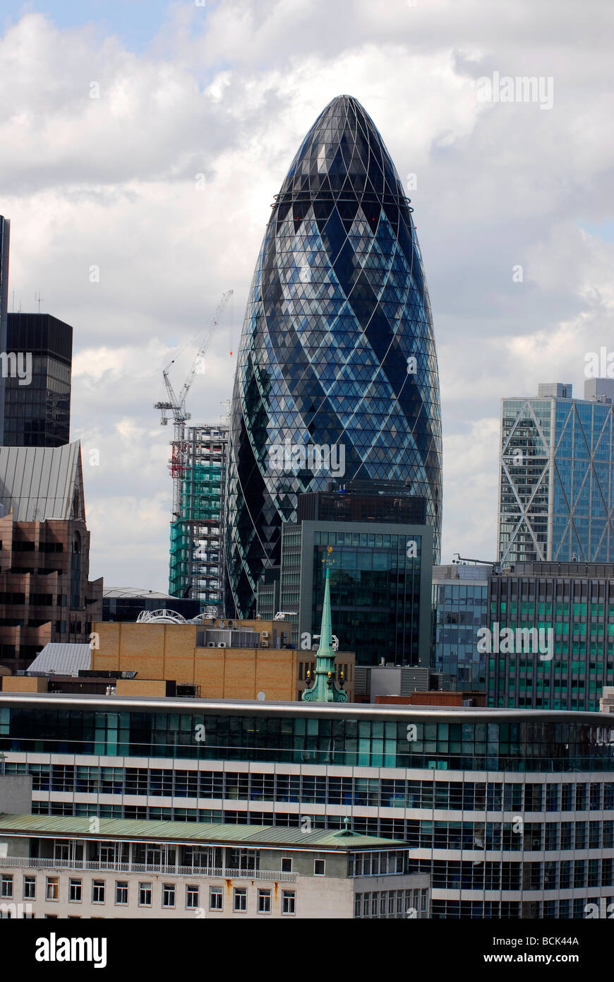 City of London zeigt eine Reihe von Unternehmen und Finanzinstitutionen, darunter das berühmte Gherkin Building, London UK. Stockfoto