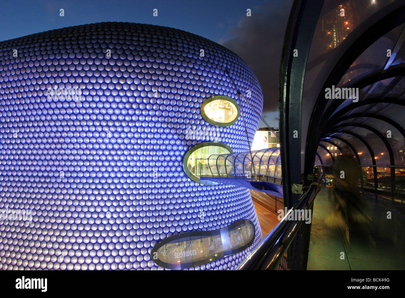 Selfridges Gebäude in Birmingham in der Nacht Stockfoto