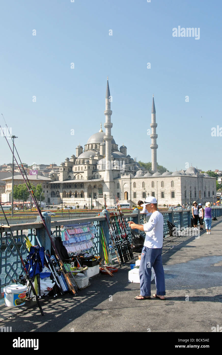 Angeln von der Galata-Brücke in den Bosporus in Istanbul, Türkei Stockfoto