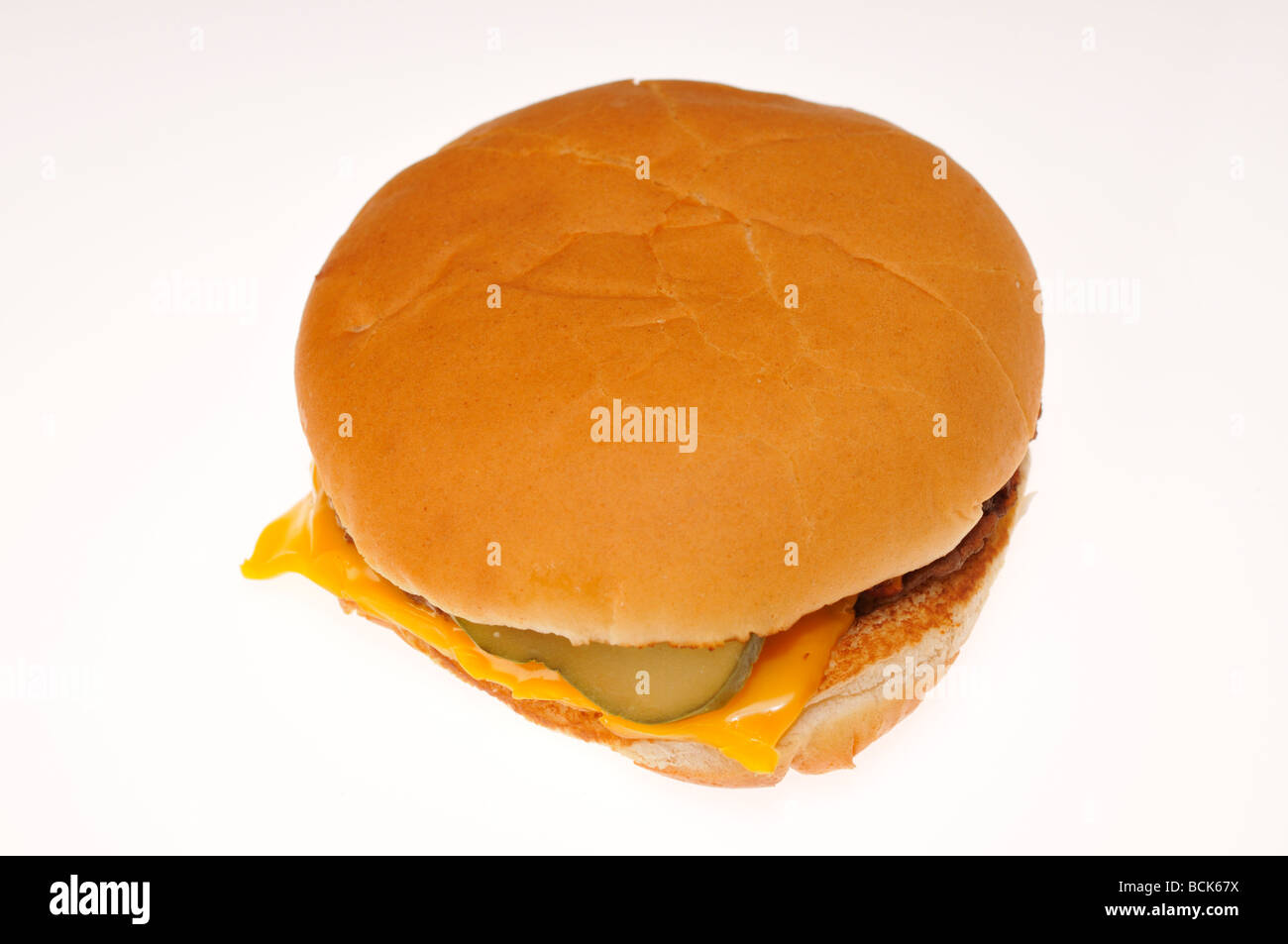 McDonalds Cheeseburger auf weißem Hintergrund, Ausschnitt. USA Stockfoto