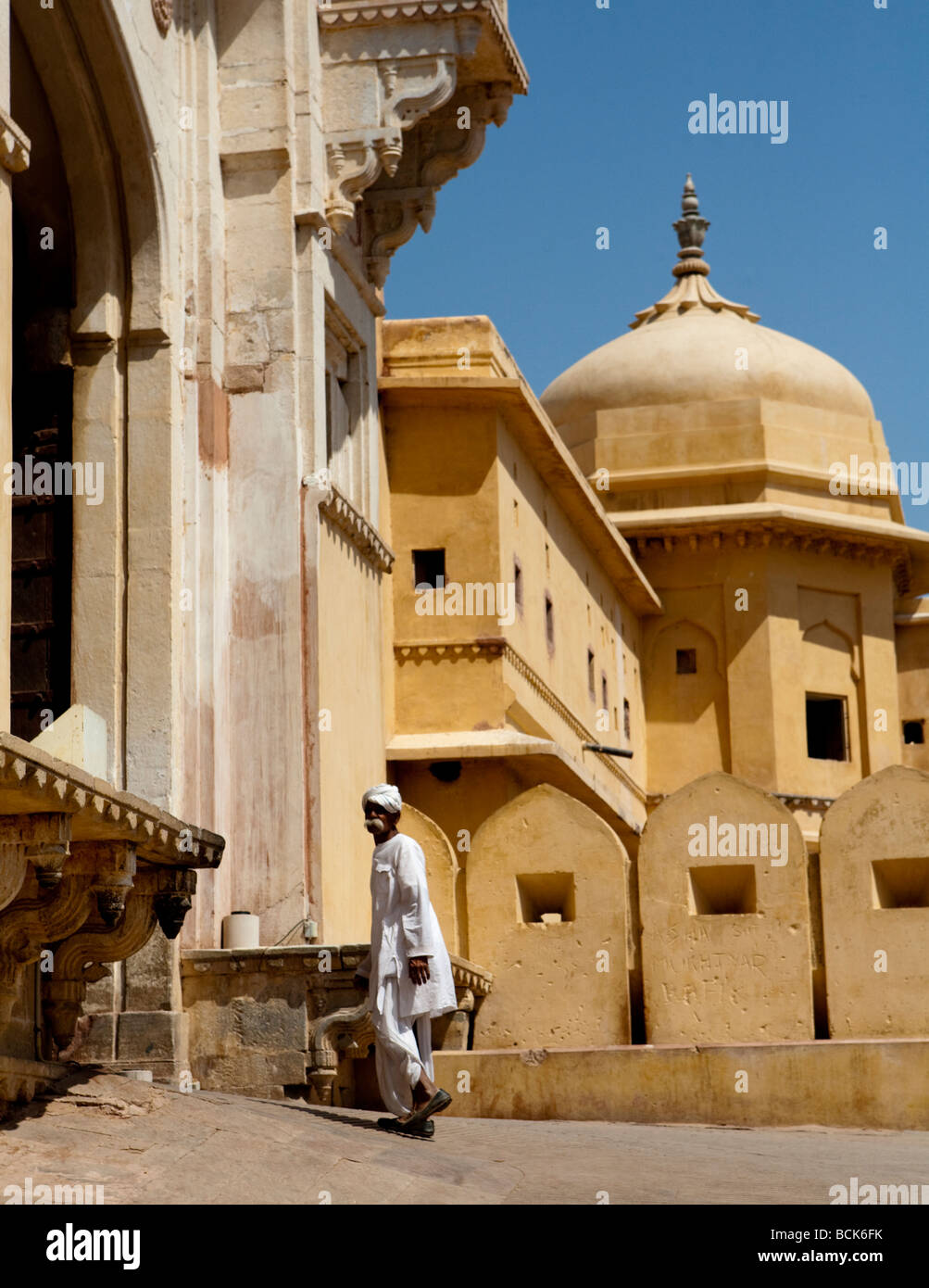 Touristen, die das alte Tor der Amber Palace Jaipur Rajasthan Indien Stockfoto