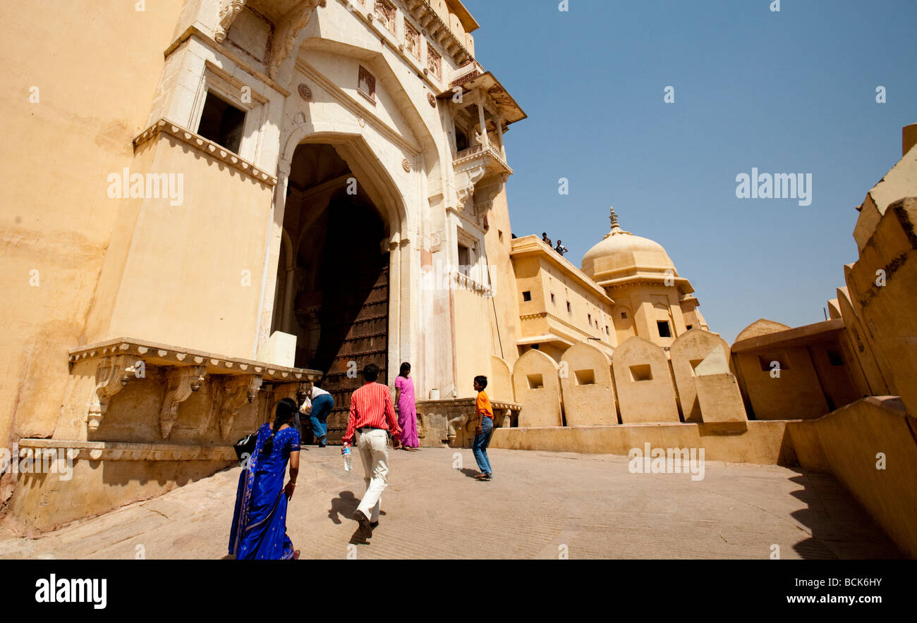 Touristen, die das alte Tor der Amber Palace Jaipur Rajasthan Indien Stockfoto