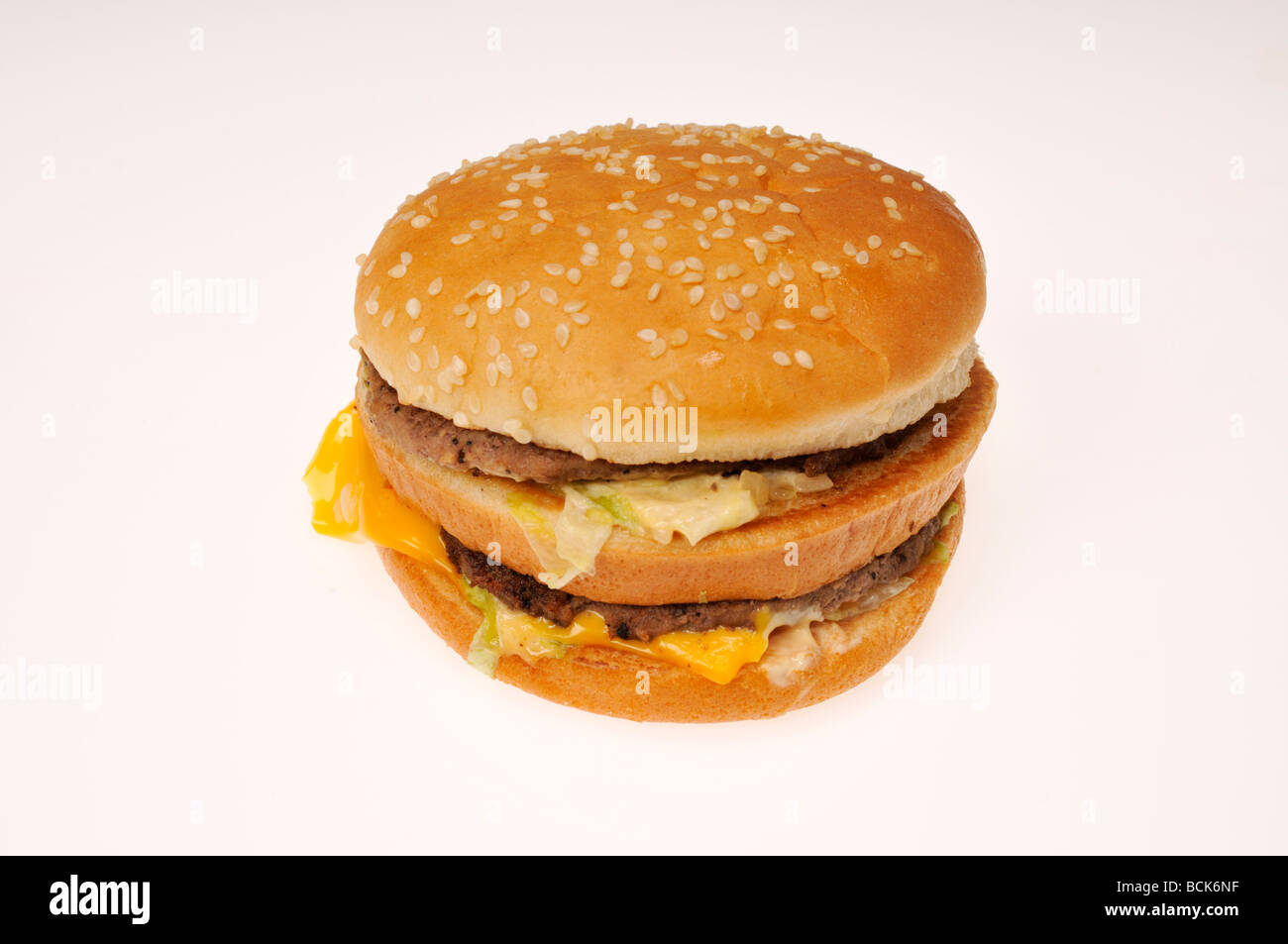 McDonalds Big Mac auf weißem Hintergrund Ausschnitt. Stockfoto