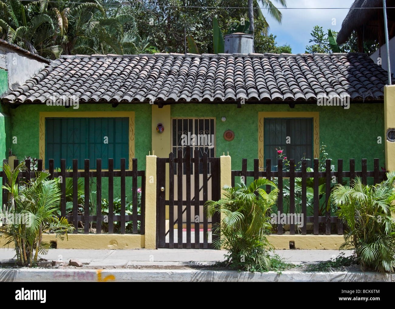 Charmantes Haus im Herzen von einem mexikanischen Dorf an der Küste. Stockfoto