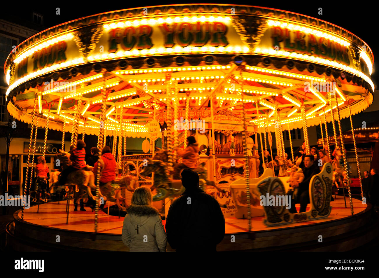 Beleuchtete Messegelände Karussellfahrt in Abingdon Michaeli Fair England Stockfoto