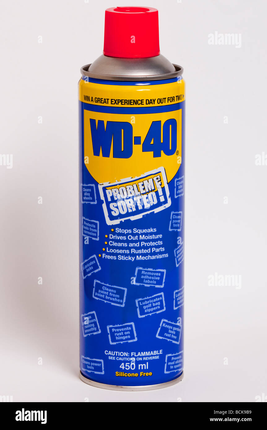 Eine Nahaufnahme von einer Dose WD-40 Öl Schmierstoff vor einem weißen Hintergrund Stockfoto