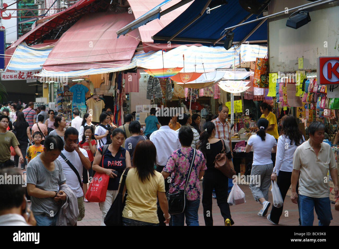 Straßenszene in Hongkong Markt in Tuen Mun China Stockfoto
