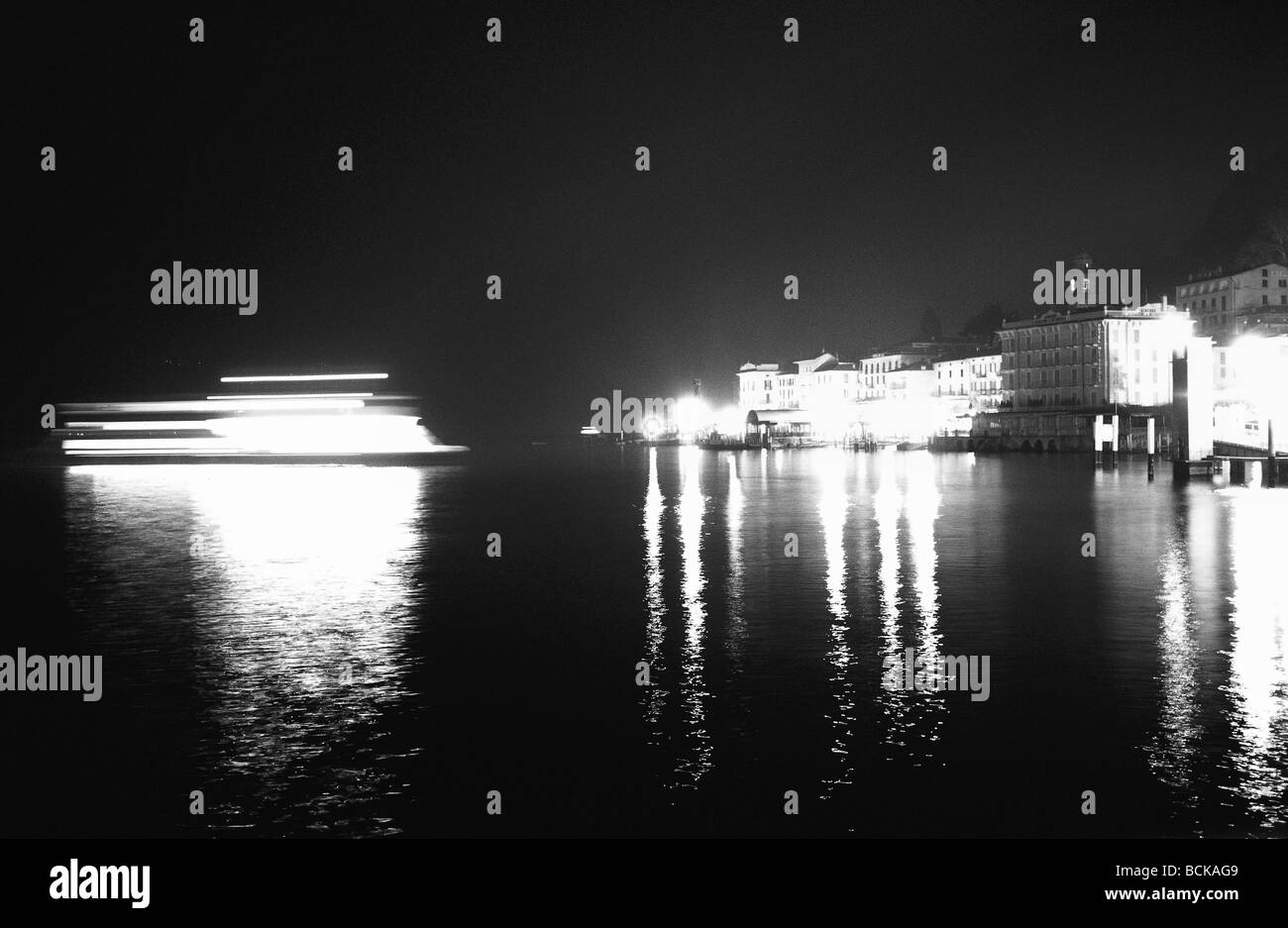 Stadt am Wasser und Kreuzfahrtschiff auf hoher See, b&w Stockfoto