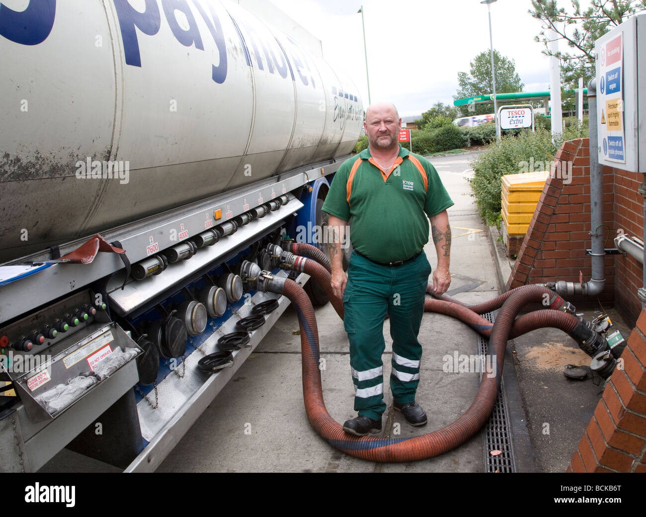 Tankstelle Tanker Lieferung Tesco Stockfoto