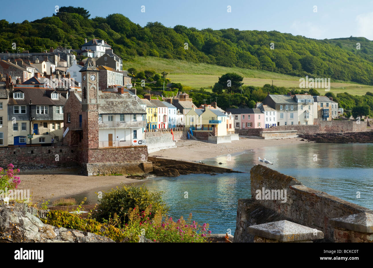 Sommertag auf der beliebten und malerischen Küsten Dorf von Kingsand mit seinen bunten Gebäuden direkt am Meer in Cornwall, England Stockfoto