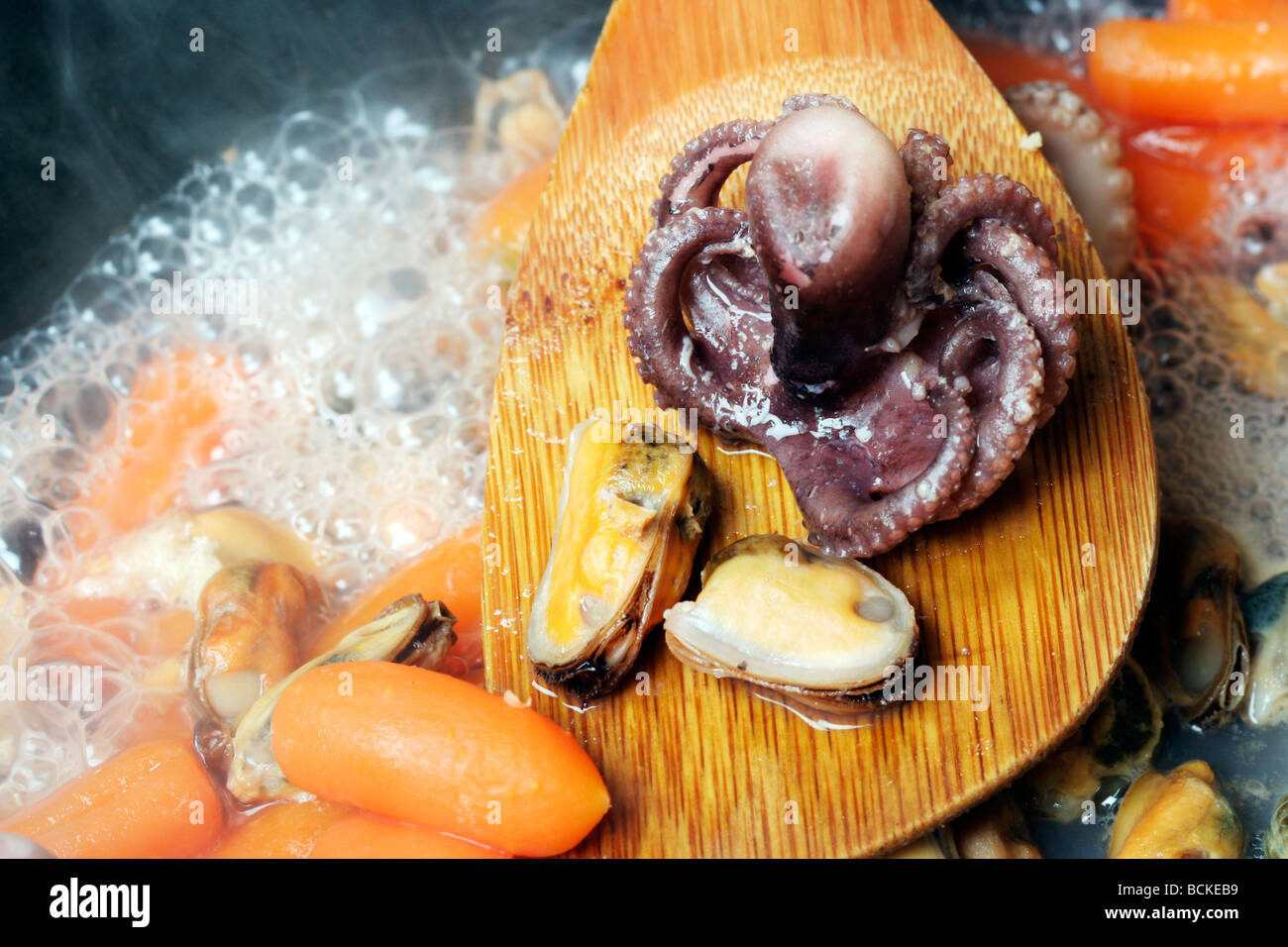 Meeresfrüchte mit Gemüse in einer Pfanne gekocht. Stockfoto