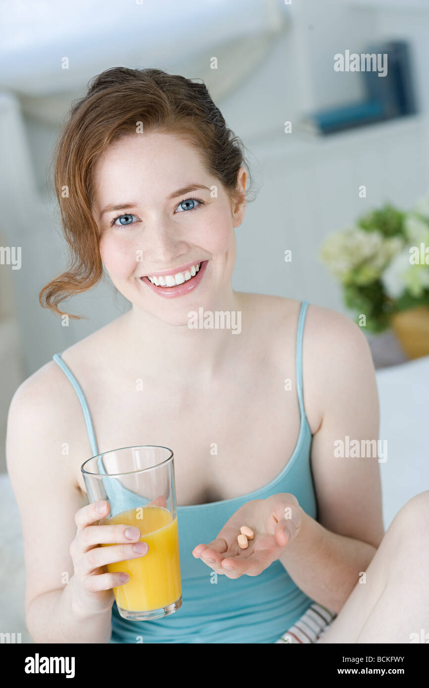 Frau mit Saft und Vitamine Stockfoto