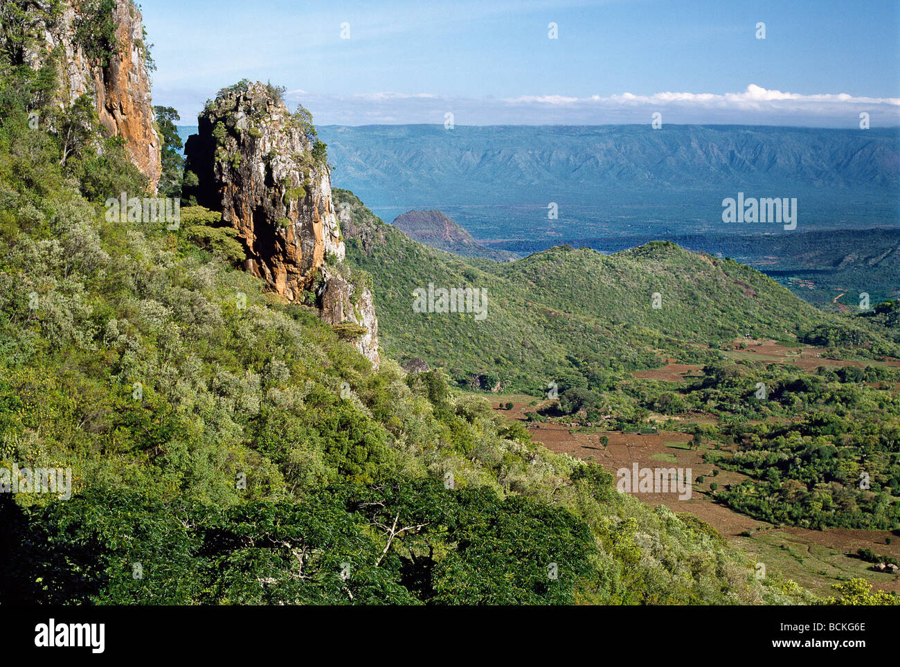 Kenia. Ein Blick über das Kerio-Tal zu den Keiyo Escarpment Westwand des Afrika s Great Rift Valley. Stockfoto