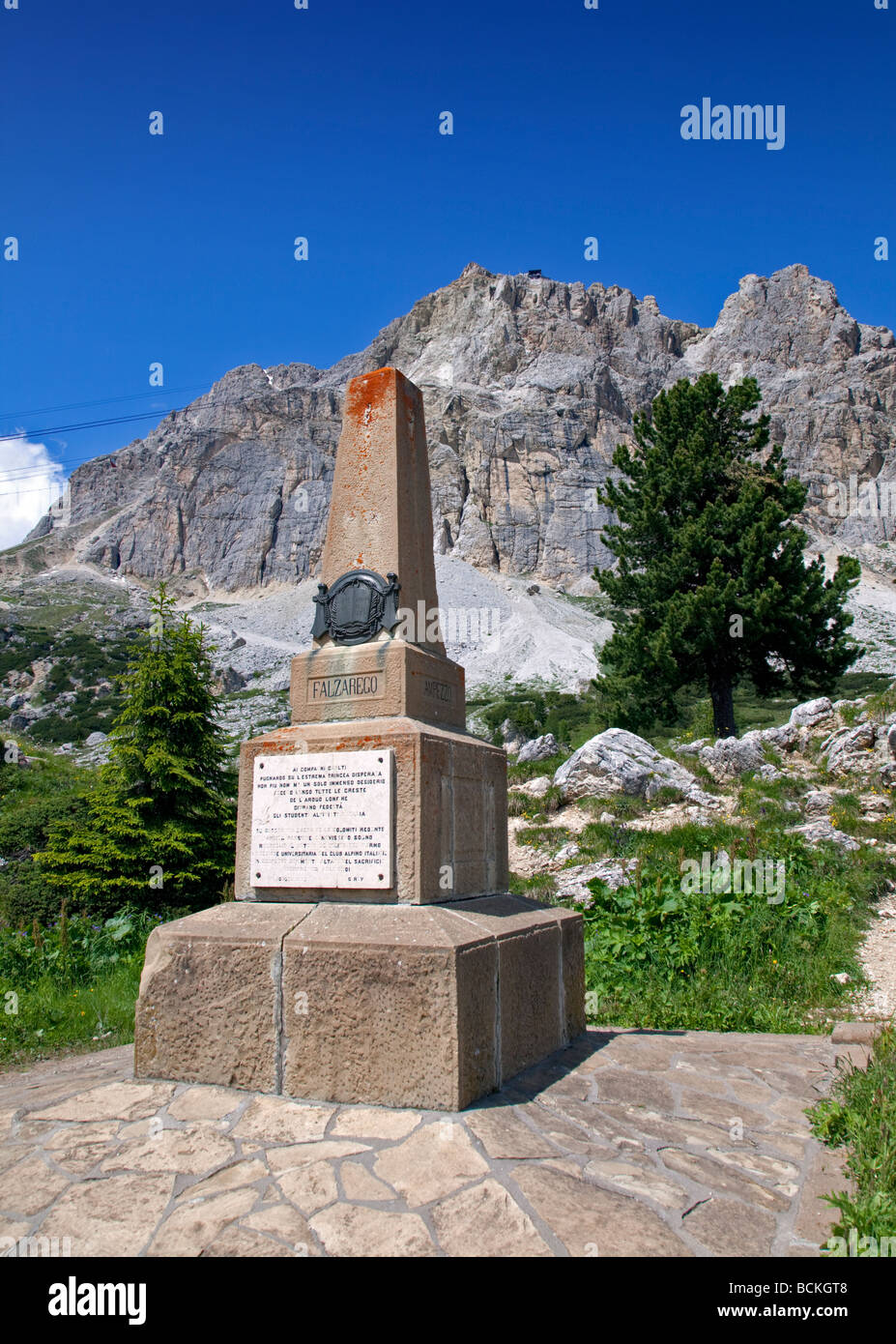 Denkmal auf dem Gipfel der Falzarego-Pass und Mount Lagazuoi, Dolomiten, Italien Stockfoto