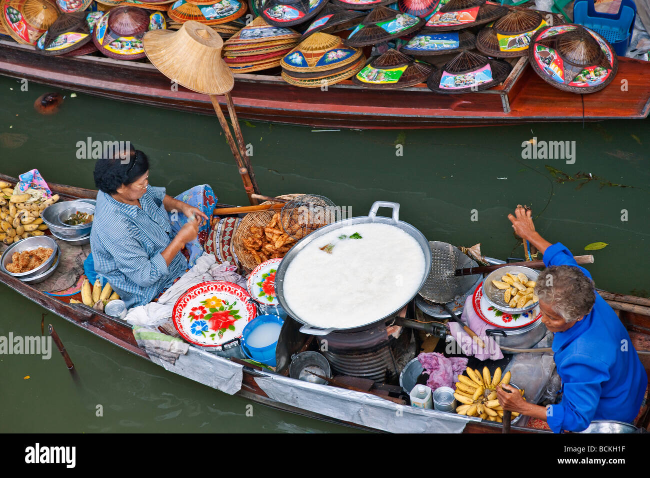 Thailand. Ein Lebensmittel-Verkäufer in der geschäftigen schwimmenden Markt am Damnern Saduak, 80 km südwestlich von Bangkok. Stockfoto