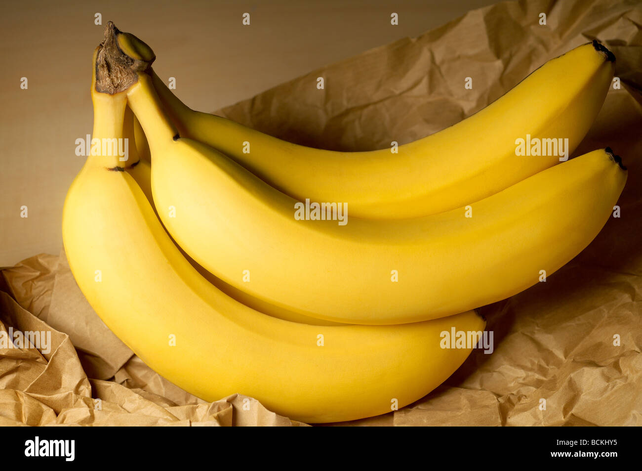 Bananen auf braune Papiertüte Stockfoto