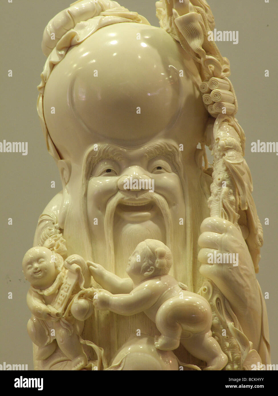 Chinesische alte Opa Skulptur Statue aus Elfenbein. Stockfoto