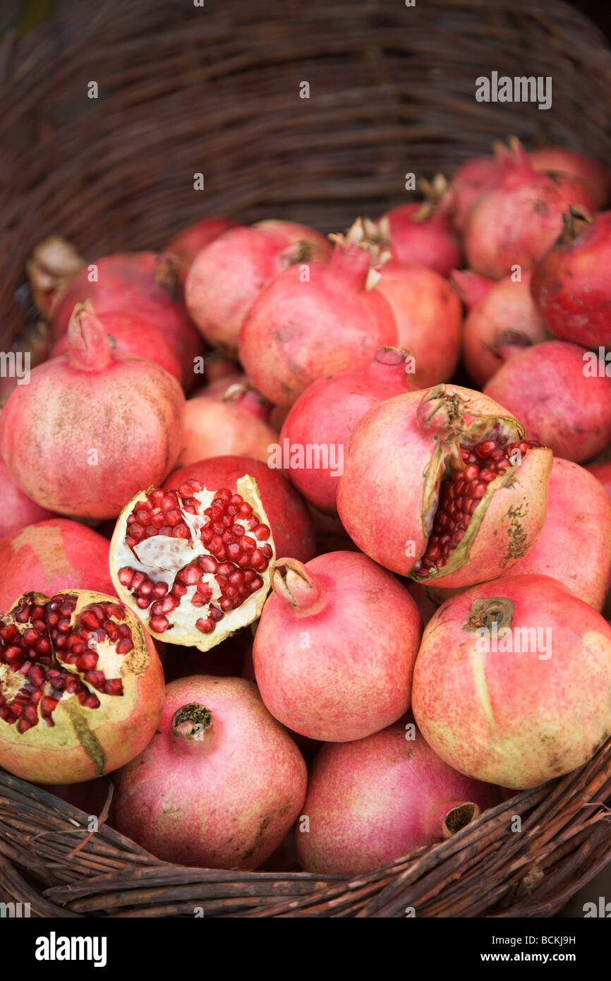 Granatapfel in einem Korb am Marktstand Stockfoto