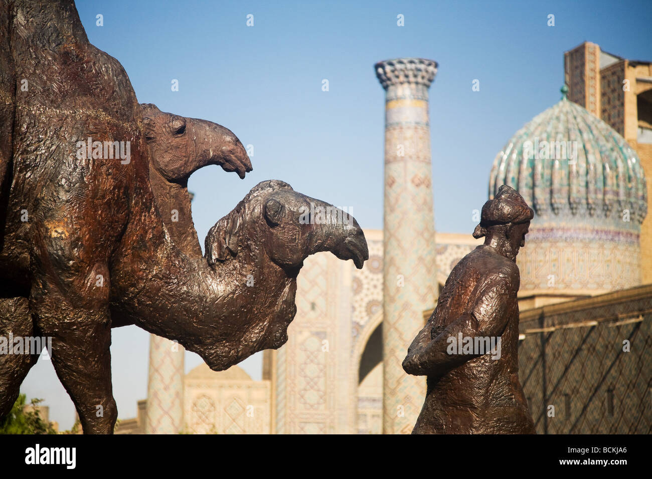 Statue der Mann an der Spitze Kamele vor Moschee Stockfoto