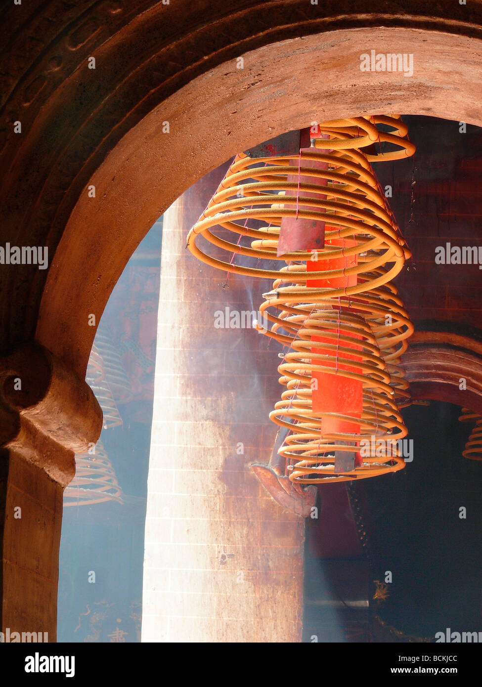 Chinesische Spirale Weihrauch hängen in Man Mo Tempel Fu Shin Straße Freiluftmarkt in Tai Po Hongkong China Stockfoto