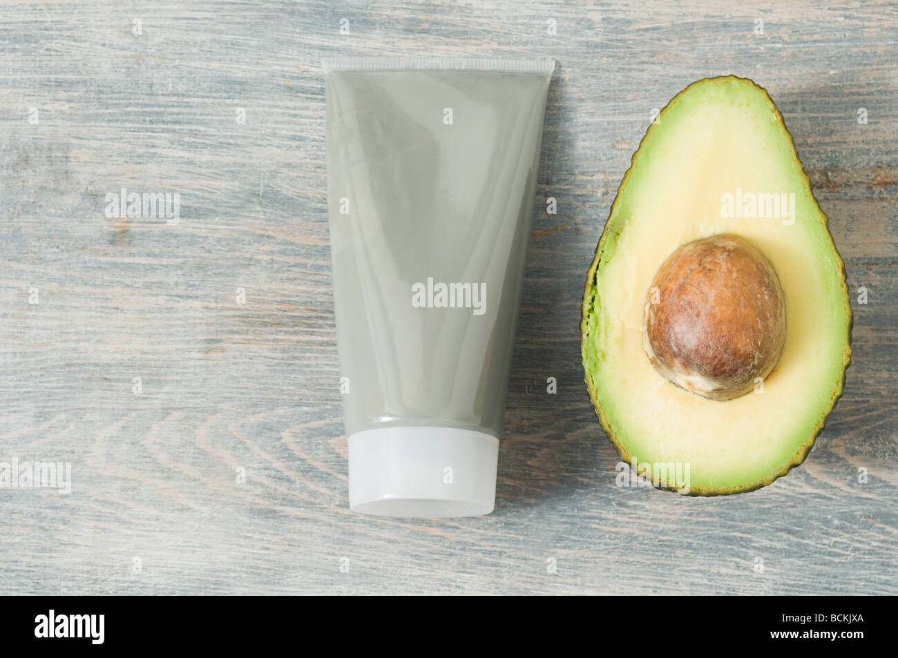 Rohr von Gesichtsmaske und avocado Stockfoto