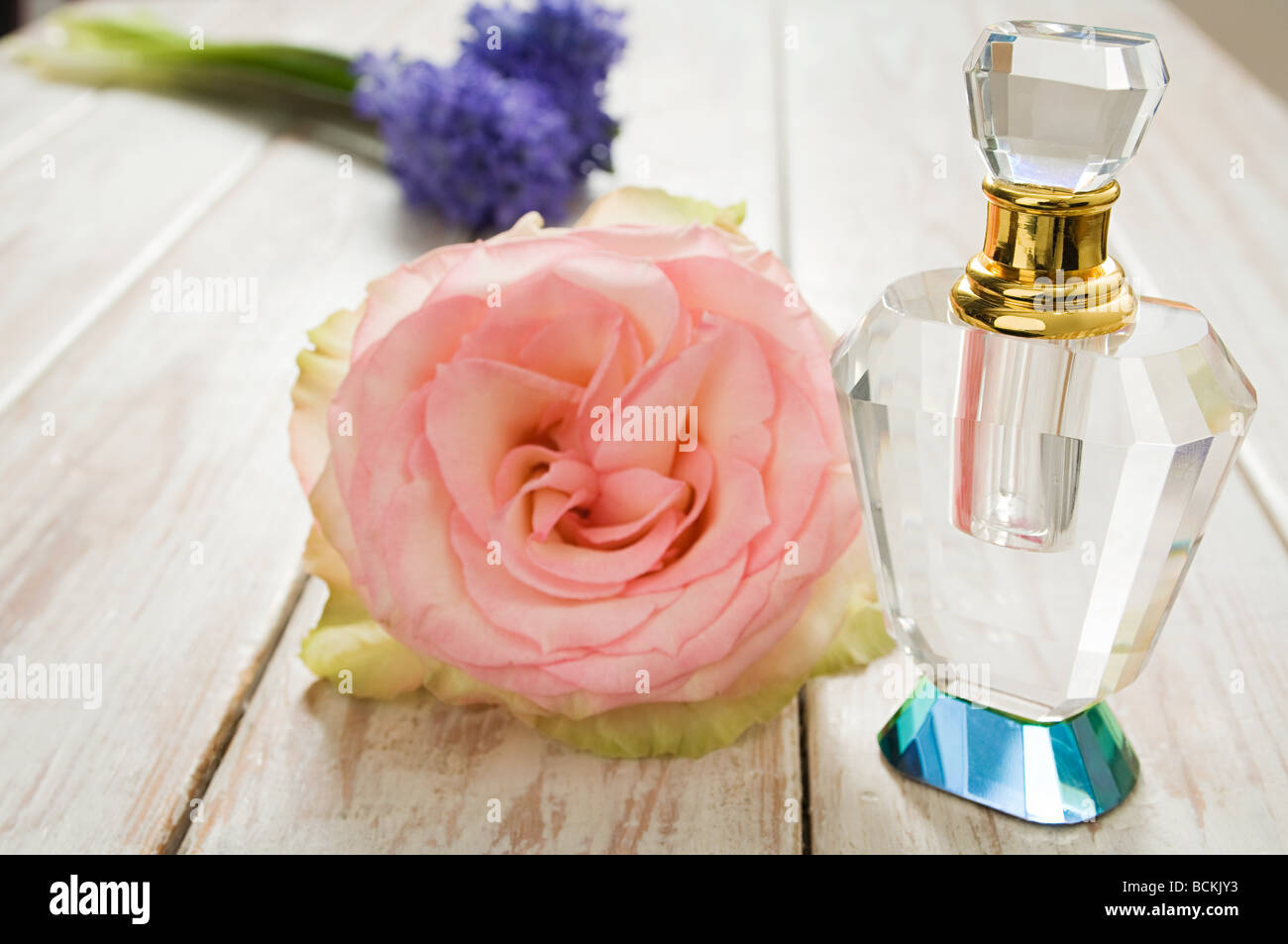 Parfüm und Blumen Stockfoto