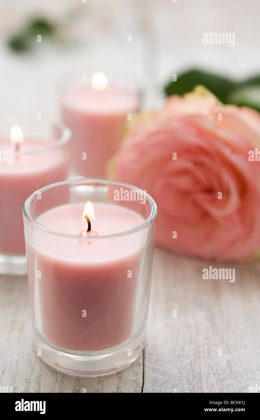 Rose und Kerzen Stockfoto