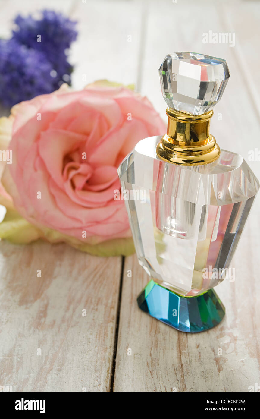 Blumen und Parfüm Stockfoto