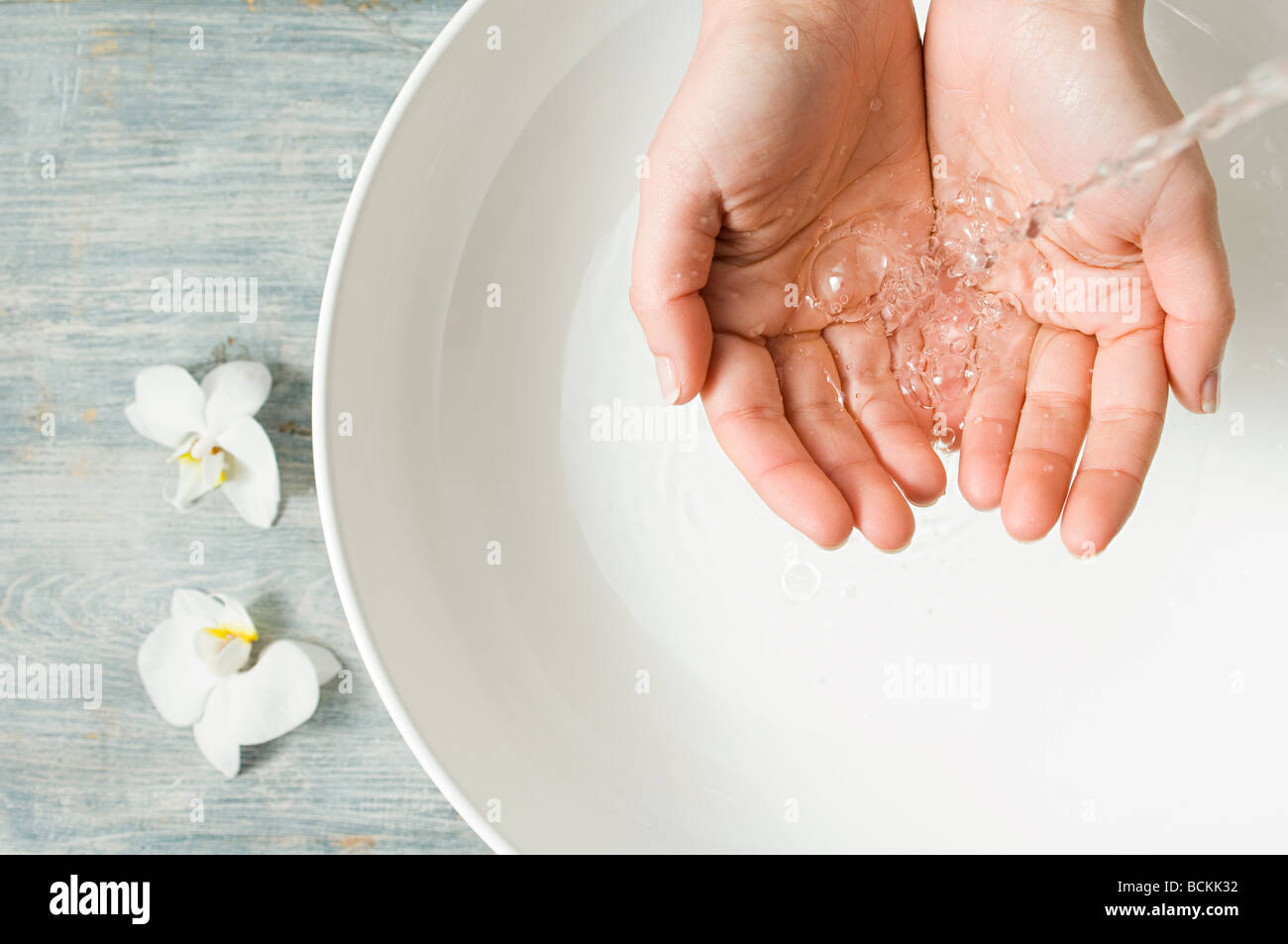 Person mit Hände unter fließendem Wasser Stockfoto