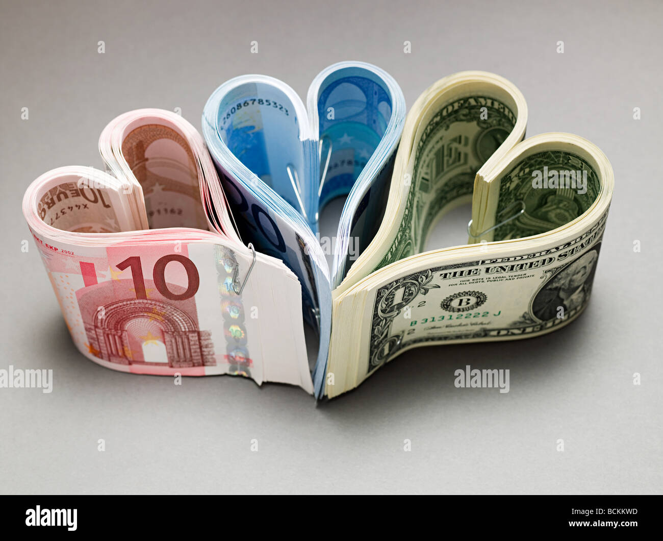 Banknoten in Herzformen Stockfoto